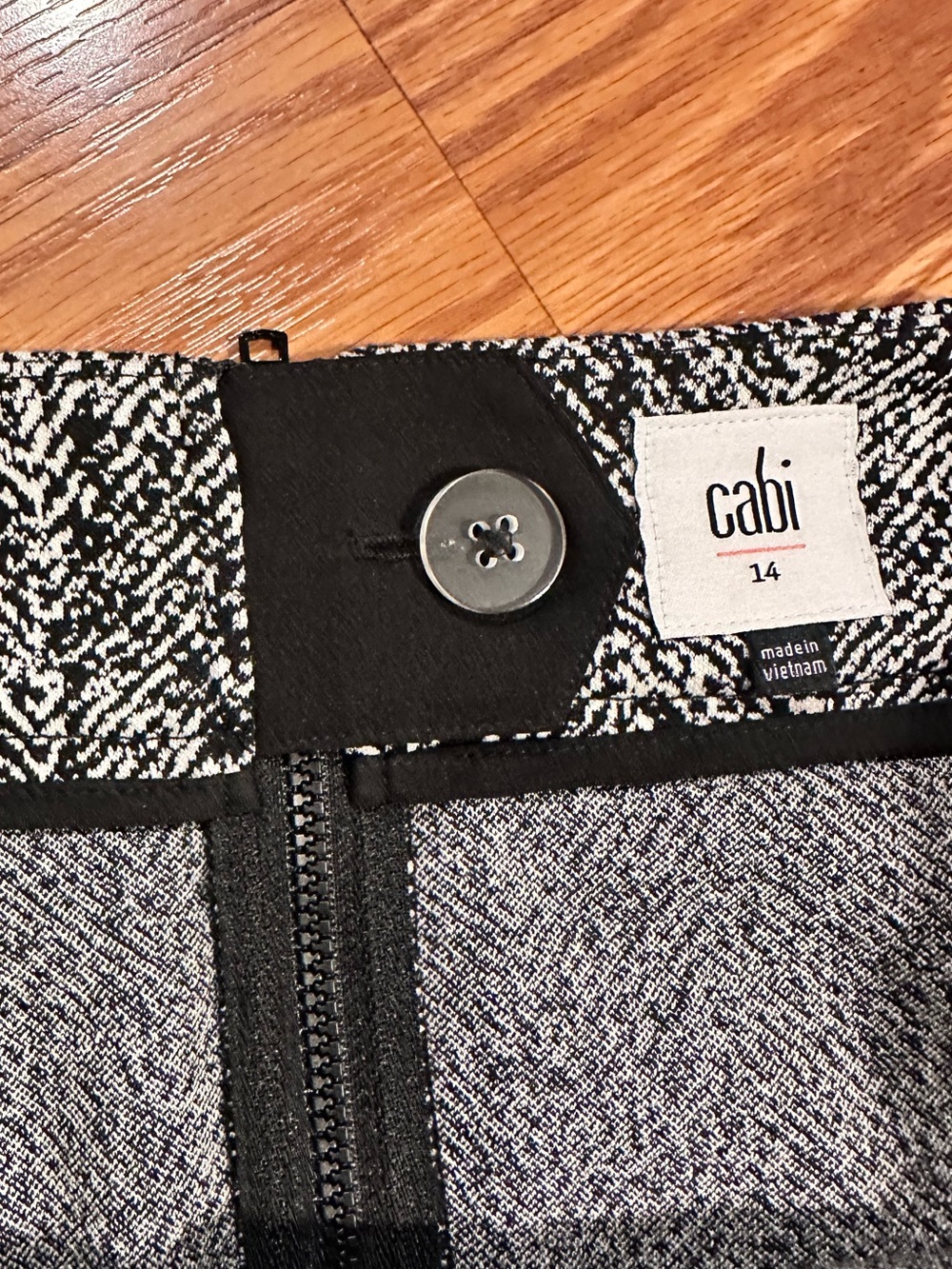 CAbi Agent Black and White Herringbone Pencil Skirt size 14 - Picture 5 of 9